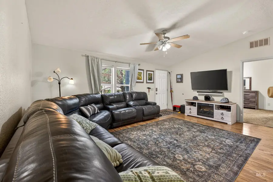 107 S Van Wyck Ave, Cascade, ID 83611 - #2