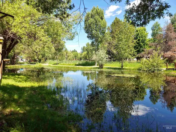 514 Sawyer St #H03, Cascade, ID 83611