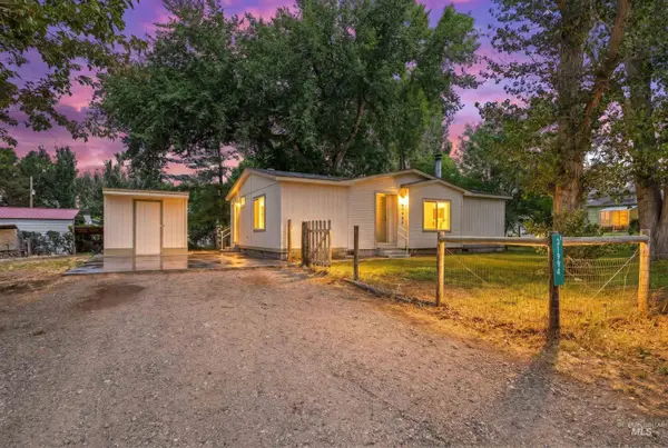 31994 Hyde St, Bruneau, ID 83604