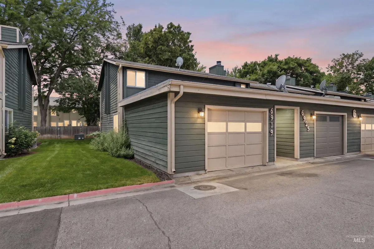 6919 W Maxwell Ln, Boise, ID 83704 - #1