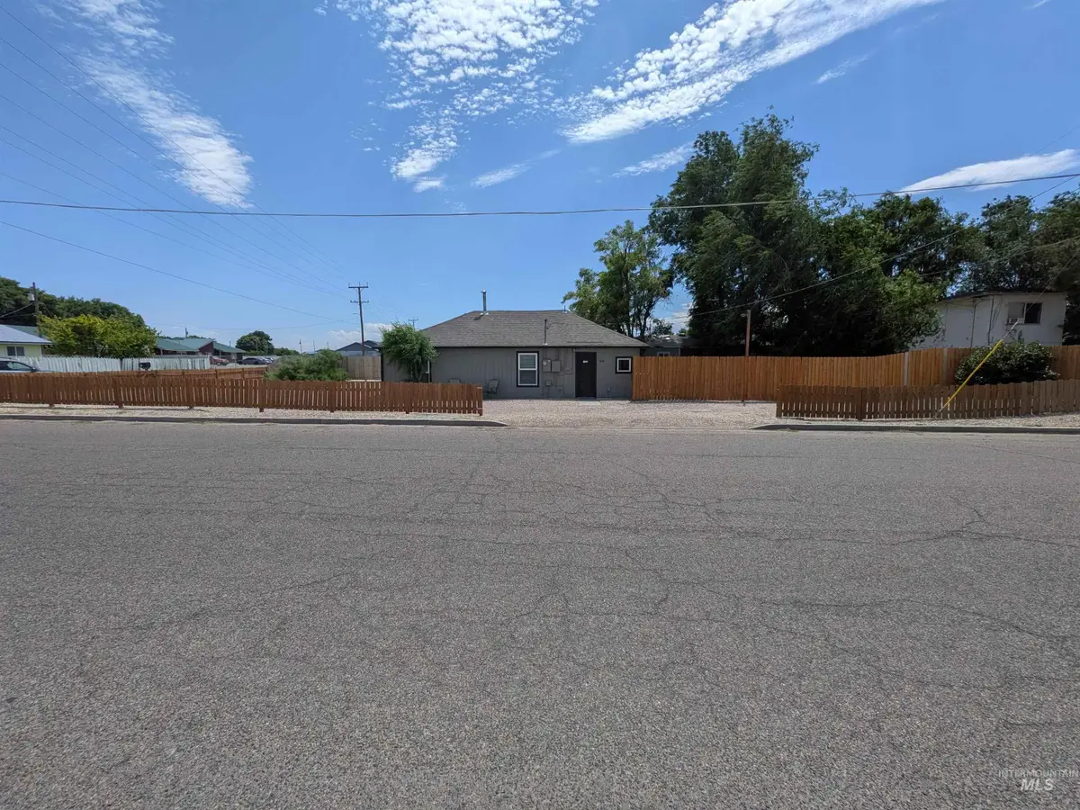 615 SE 6th St, Ontario, OR 97914 - #1