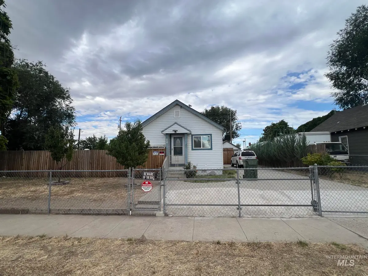 668 NW 1st St, Ontario, OR 97914 - #1