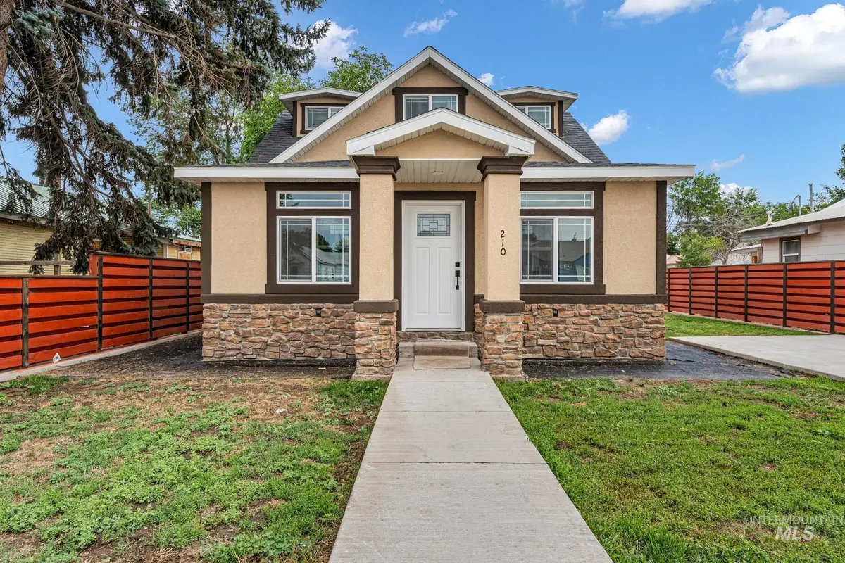 210 Oregon St, Gooding, ID 83330 - #1