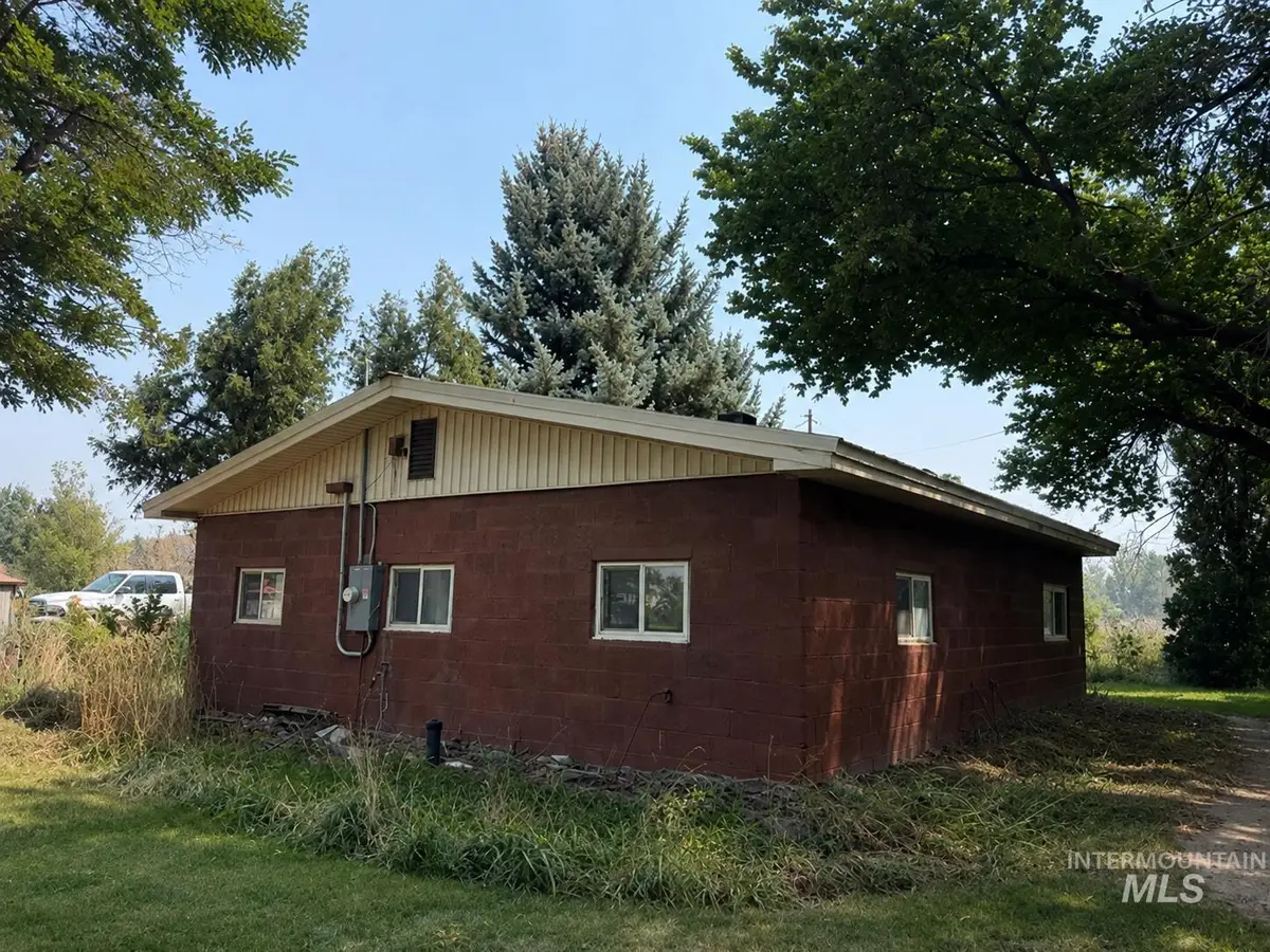 377 S Davis Rd, Hammett, ID 83627 - #1