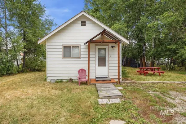 210 S Idaho St, Cascade, ID 83611