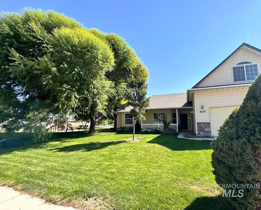 2237 W Lake Pointe Ct, Nampa, ID 83651 - #3