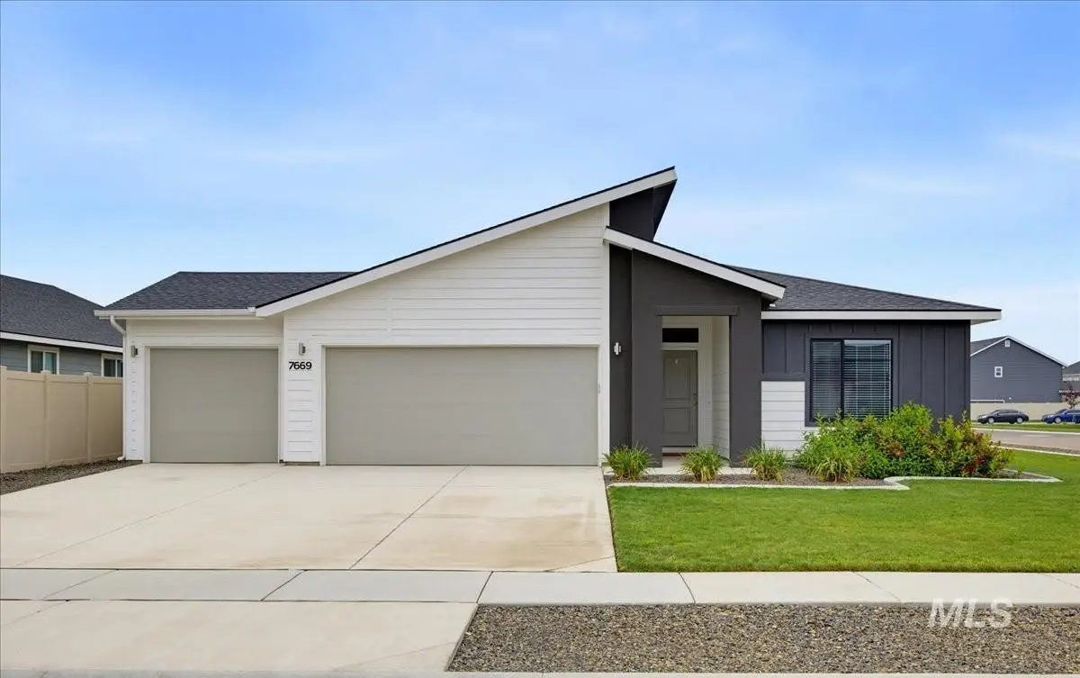 7669 E Flyway St, Nampa, ID 83687 - #1