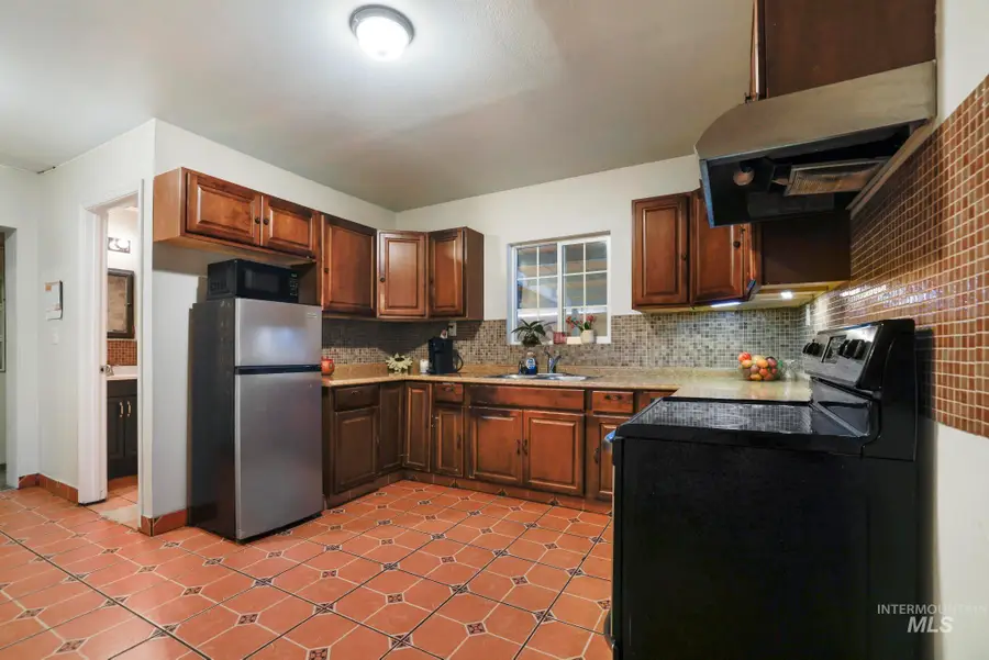 230 2nd St, Hazelton, ID 83335 - #3