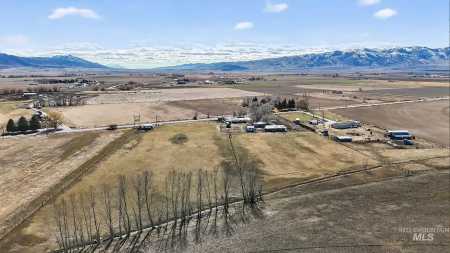 1044 W Samaria Ln, Malad City, ID 83252 - #3