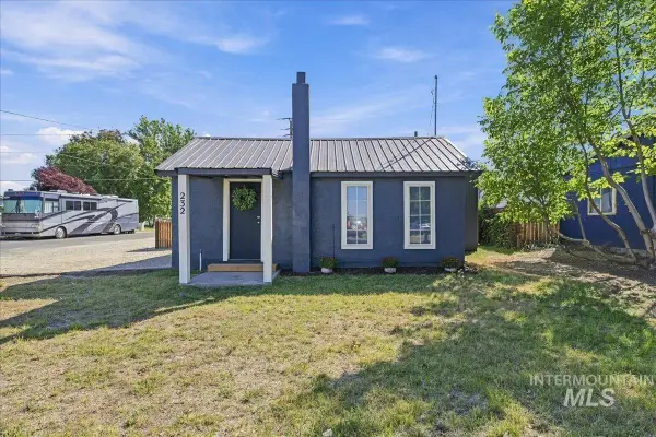 232 E Montana Ave, Homedale, ID 83628