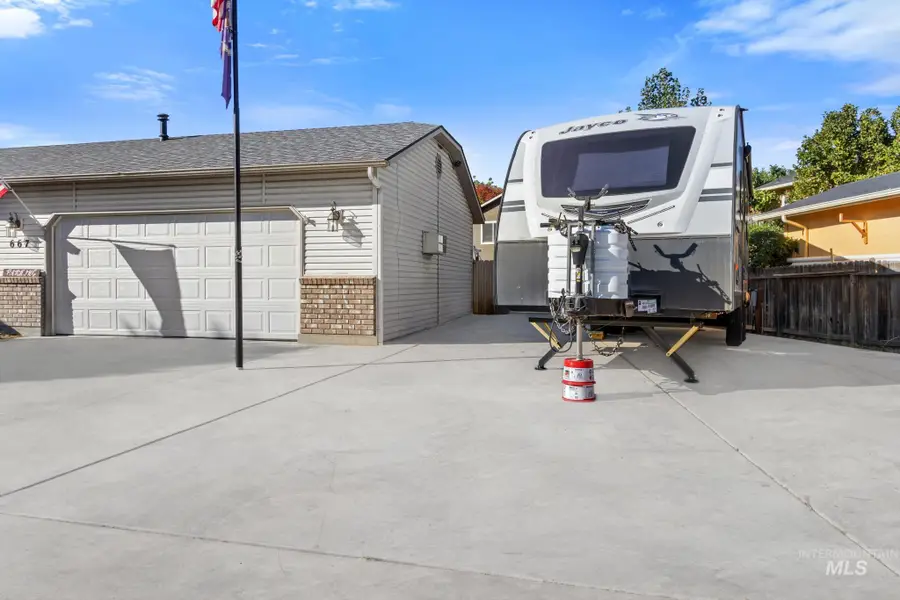 667 E Grouse Ct, Meridian, ID 83646 - #3