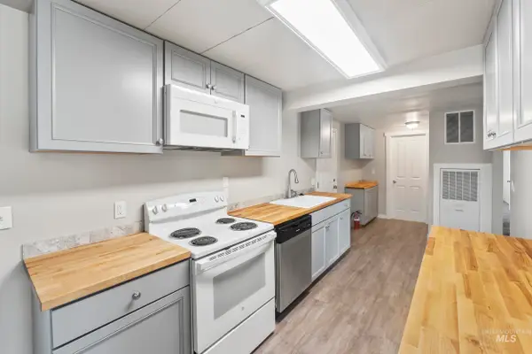 9226 W Irving St, Boise, ID 83704