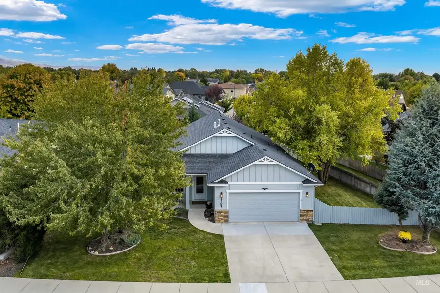 2397 W Fieldstream Dr, Meridian, ID 83646 - #2