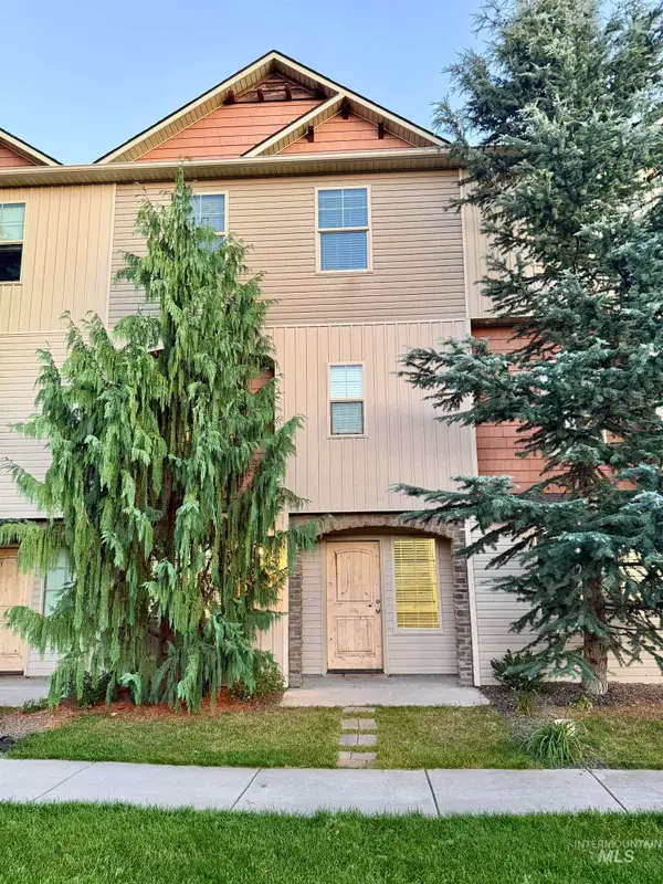 8704 W Pine Valley Ln, Boise, ID 83709