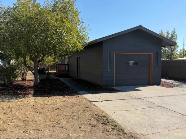 448 NW 4th St, Ontario, OR 97914