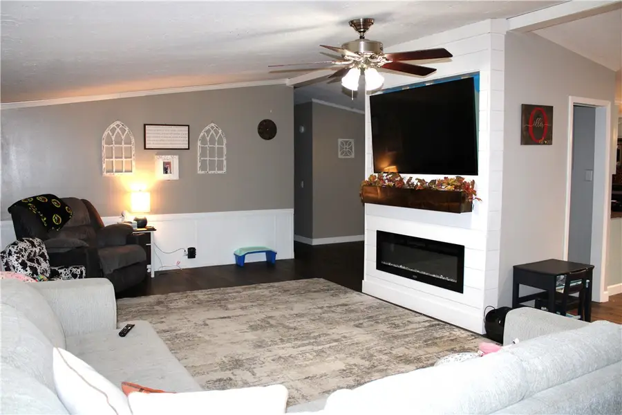 201 E N 3rd Street, Strasburg, IL 62465 - Image #2