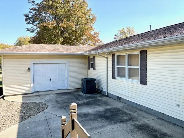 9 Greenbriar Drive, Mattoon, IL 61938 - Image #2