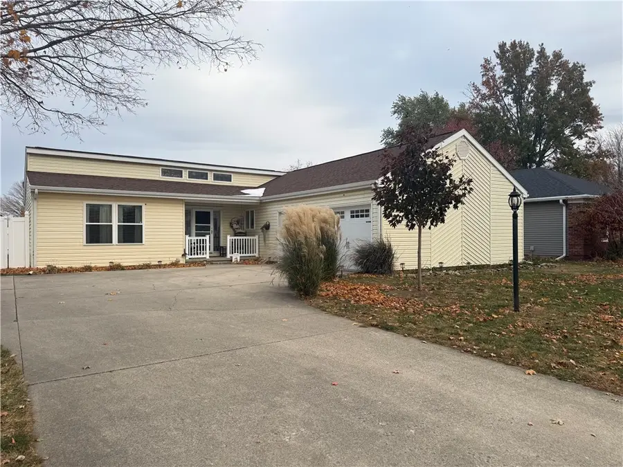 105 Surrey Lane, Arthur, IL 61911 - Image #2