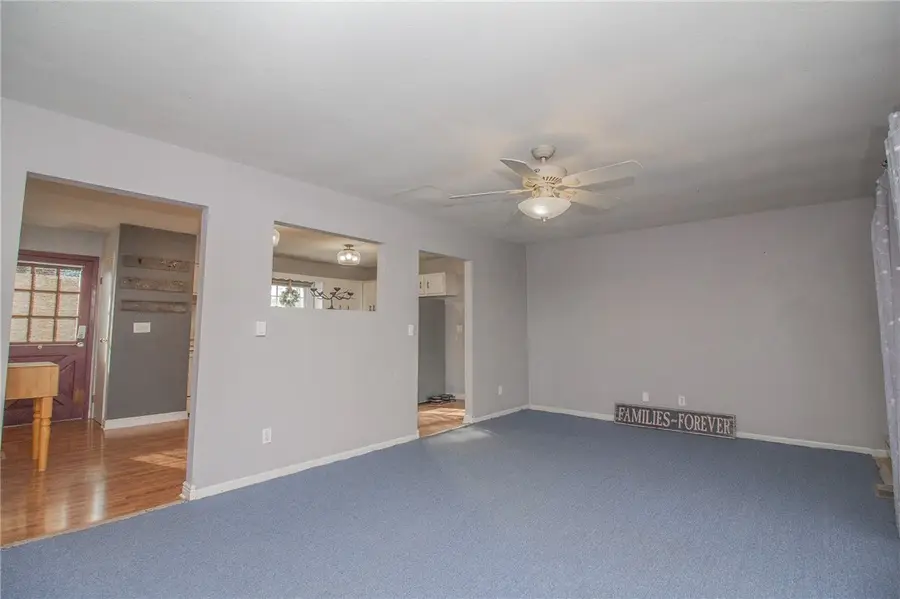 606 Greenbriar Court, Charleston, IL 61920 - Image #3