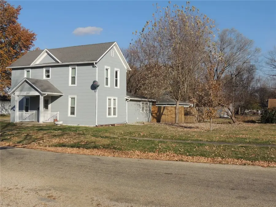 201 S Saint Clair Street, Altamont, IL 62411 - Image #3