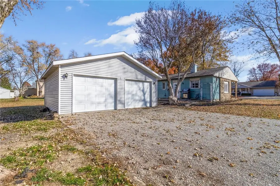 500 W Monroe Avenue, Farina, IL 62838 - Image #2
