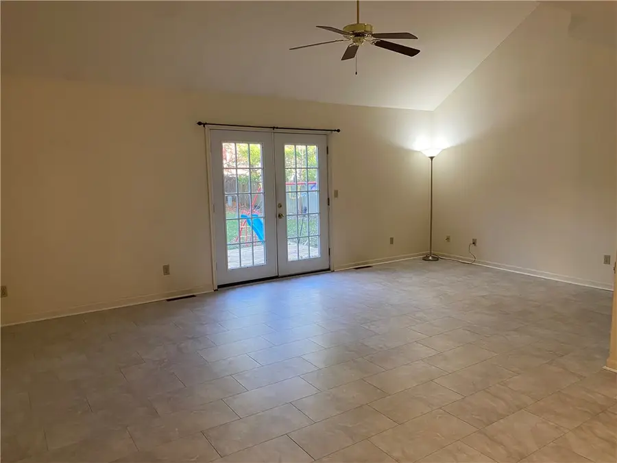 2405 Woodlawn Drive, Charleston, IL 61920 - Image #3