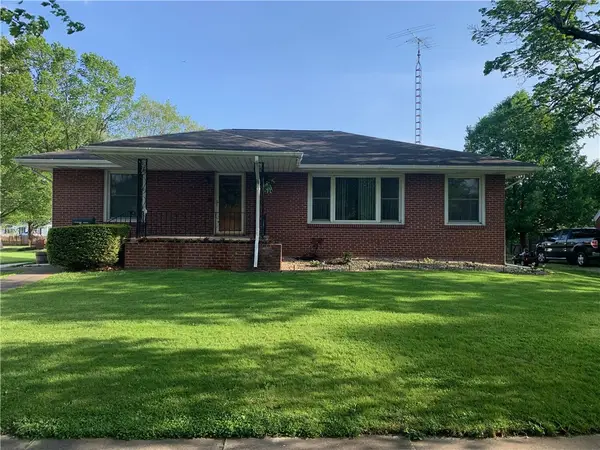 215 E Monroe Avenue, Chrisman, IL 61924