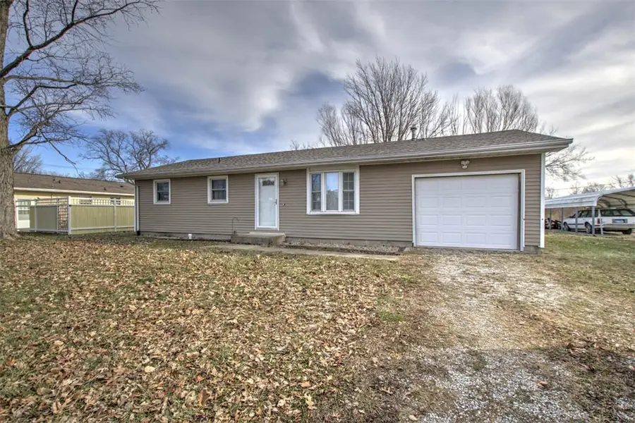 704 S Saint John Street, Bethany, IL 61914 - Image #2