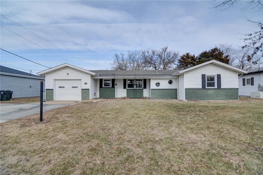 332 E Cox Street, Forsyth, IL 62535 - #1