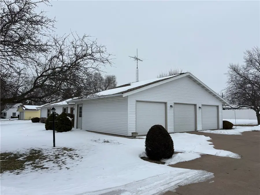 922 S Fifth Street, Hoopeston, IL 60942 - #3