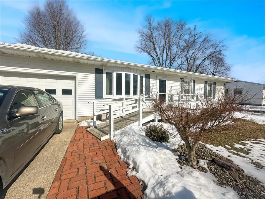 816 E Washington Street, Arthur, IL 61911 - #2