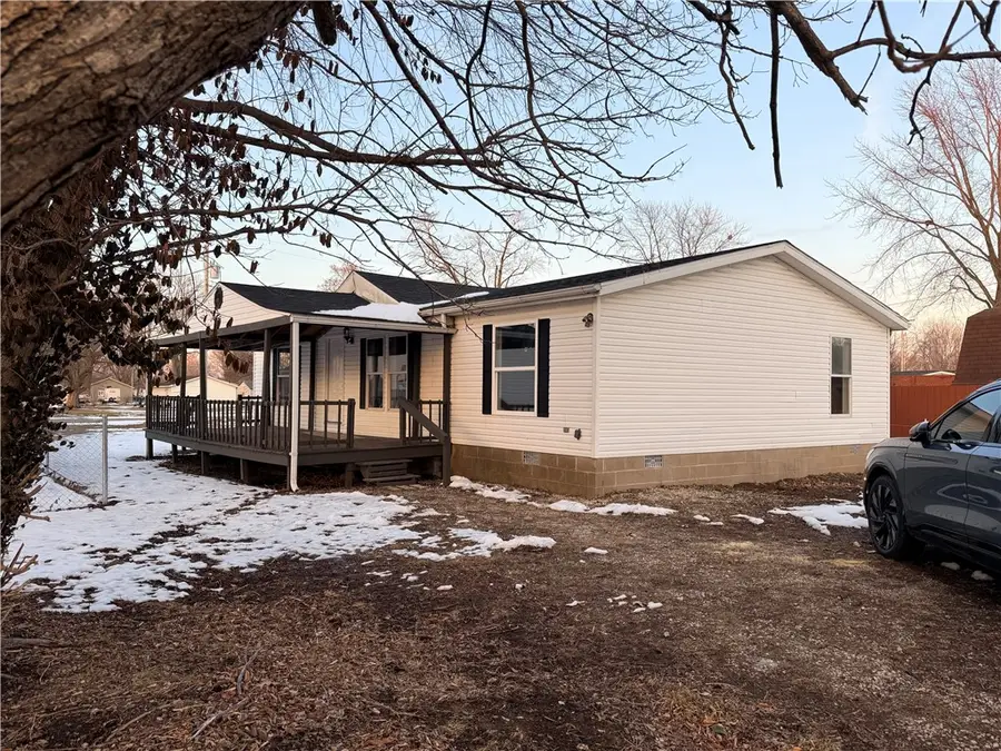 307 W Seventh Street, Saint Elmo, IL 62458 - #2