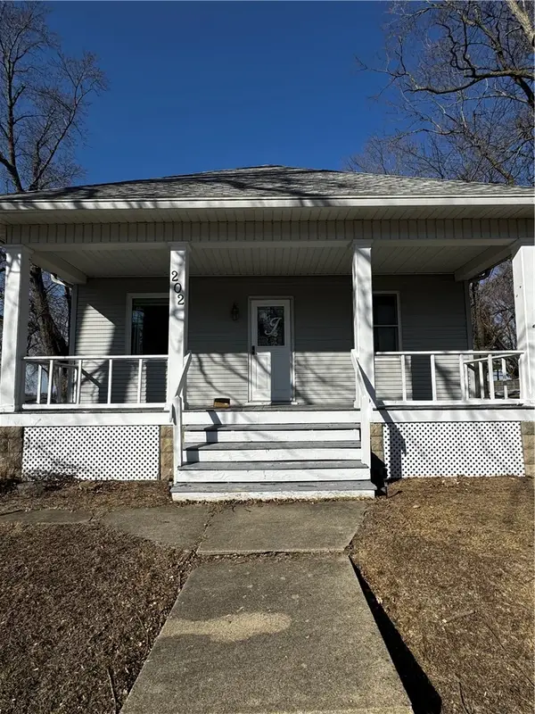 202 E North 2nd Street, LaPlace, IL 61936