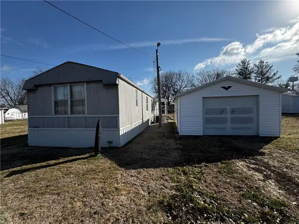 527 SW Washington Street, Clay City, IL 62824