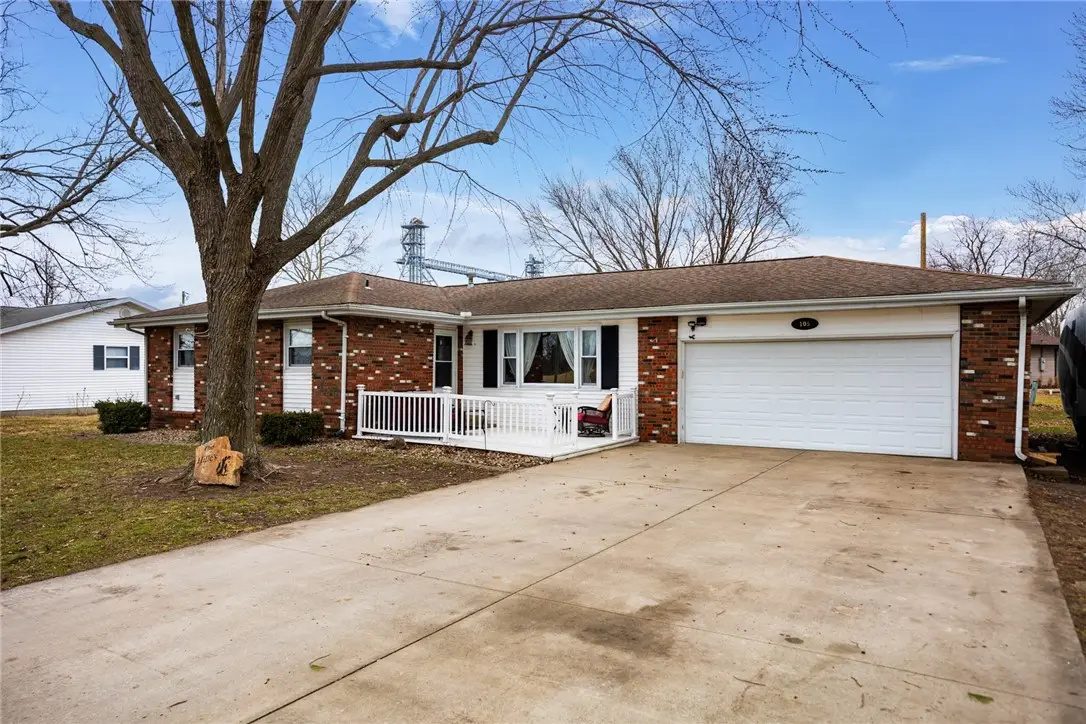 105 10th Street, Altamont, IL 62411 - #1