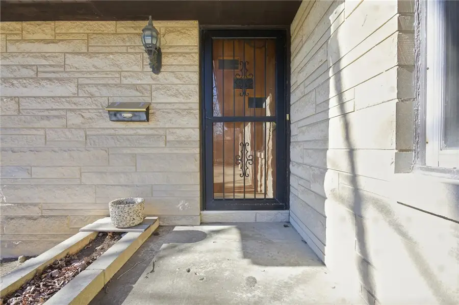 201 W Grant Avenue, Charleston, IL 61920 - #3