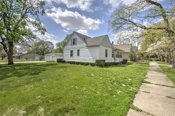 330 E Locust Street, Moweaqua, IL 62550