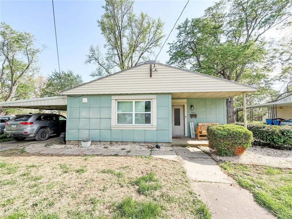 1007-1009 E South Avenue, Olney, IL 62450 - #1