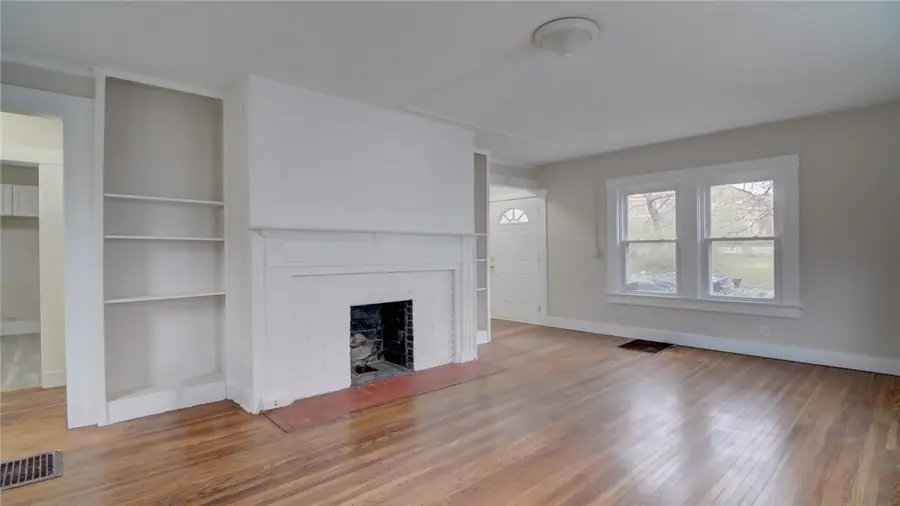 1075 W Prairie Avenue, Decatur, IL 62522 - #3