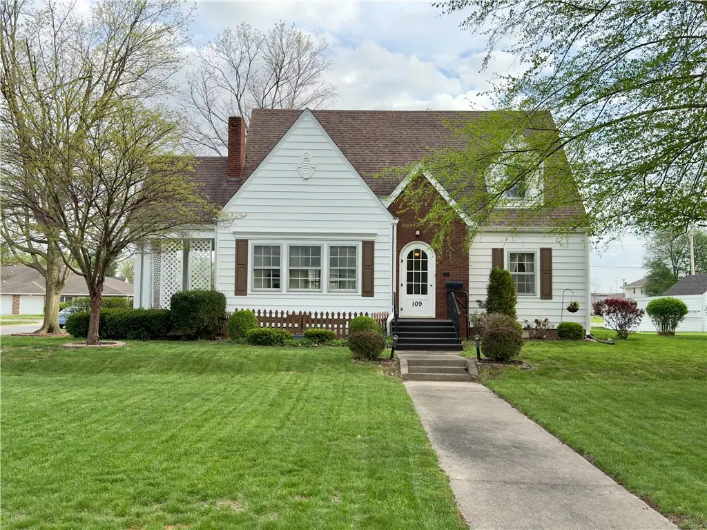 109 E Delaware Avenue, Casey, IL 62420 - #1