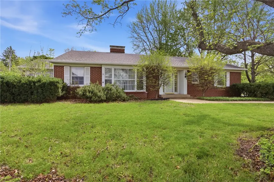 221 Charleston Avenue, Mattoon, IL 61938 - #2