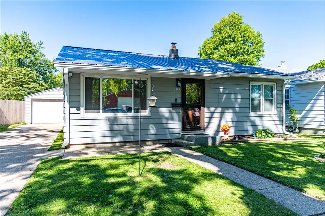909 N 20th Street, Mattoon, IL 61938 - #1