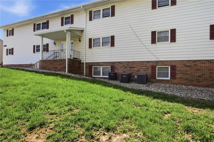 1616 Hillside Drive, Effingham, IL 62401 - #3