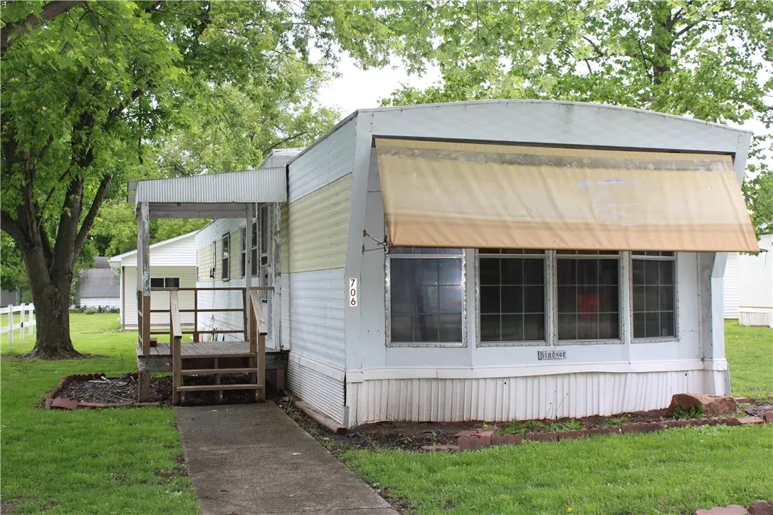 706 Maine Avenue, Windsor, IL 61957 - #1