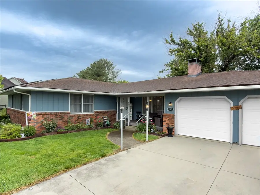 1207 Collins Drive, Effingham, IL 62401 - #2