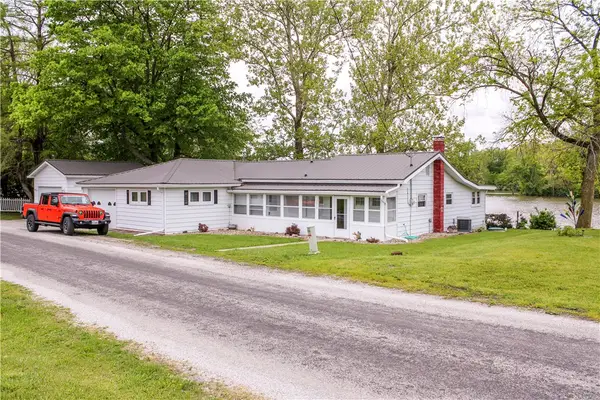 3475 E Lake Paradise Road, Mattoon, IL 61938