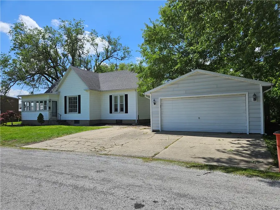 305 N Madison Street, Sullivan, IL 61951 - #2