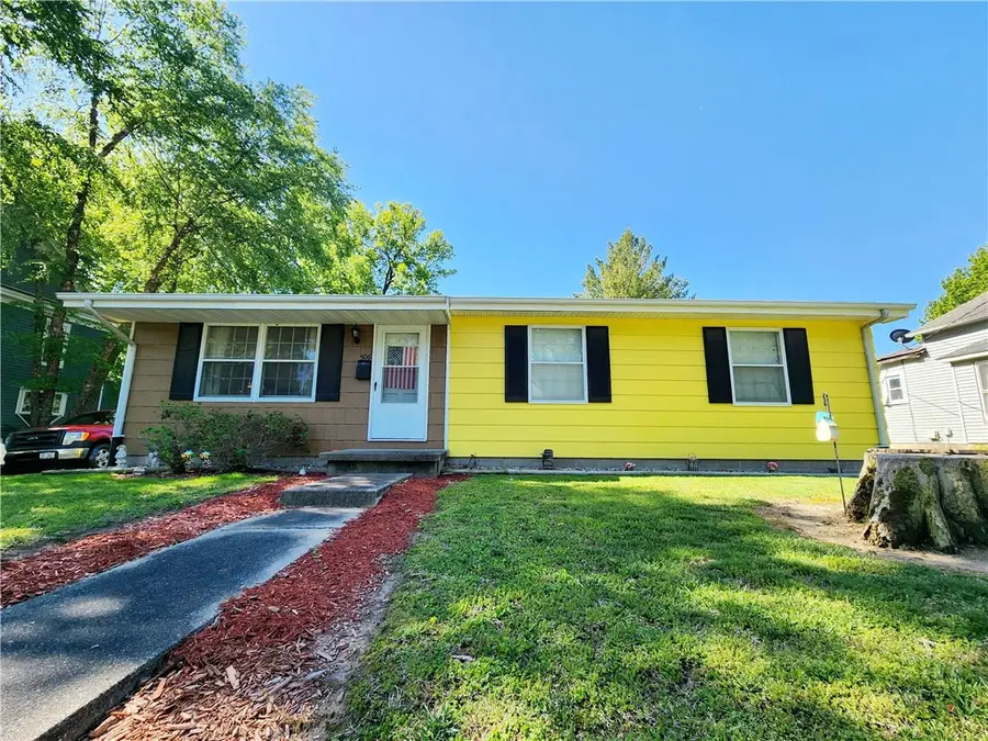 506 W Reynolds Street, Newton, IL 62448 - #3