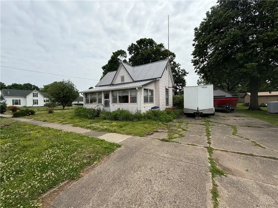 607 W Grand Prairie Street, Palestine, IL 62451 - #2