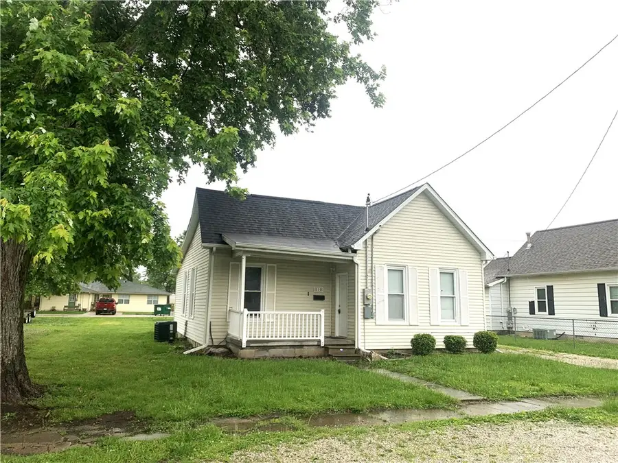 810 E Poplar Street, Taylorville, IL 62568 - #2
